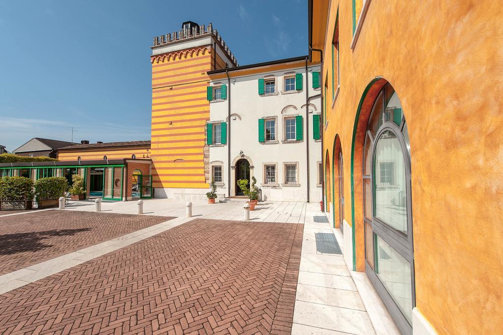 Hotel Villa Malaspina Castel d'Azzano Exterior photo